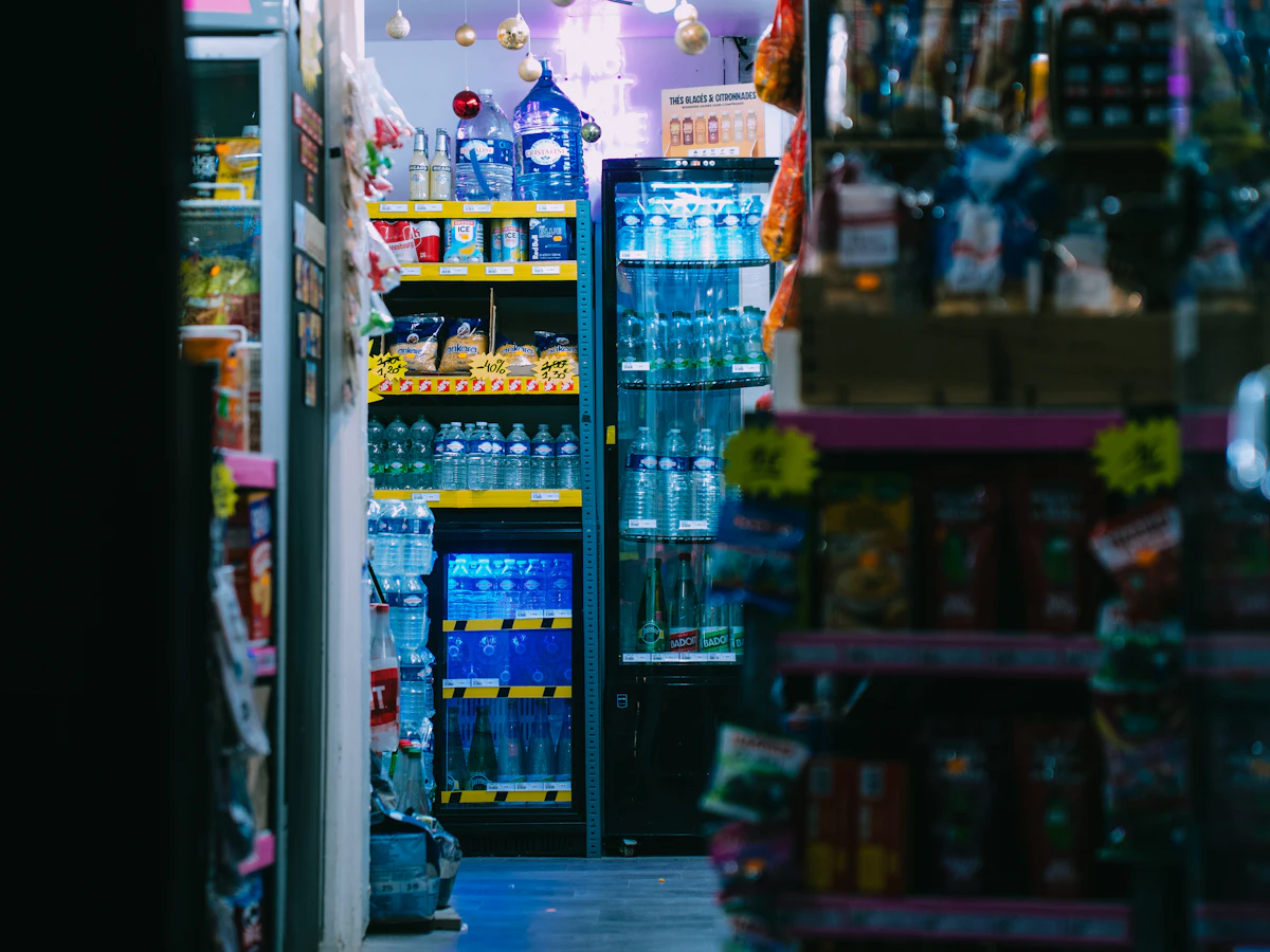 Bodega con estantes de bebidas y víveres