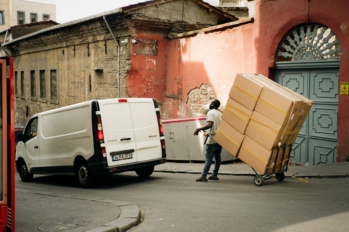 Despacho de cajas hacia una camioneta de reparto